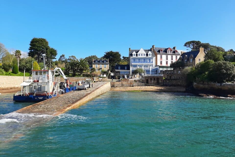 Vue aérienne de la côte rocheuse et des îlots autour de Bréhat