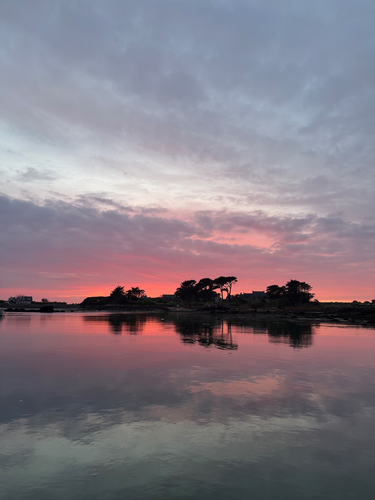 Le Valiant V-450 en navigation dans les eaux turquoise des criques de Bréhat