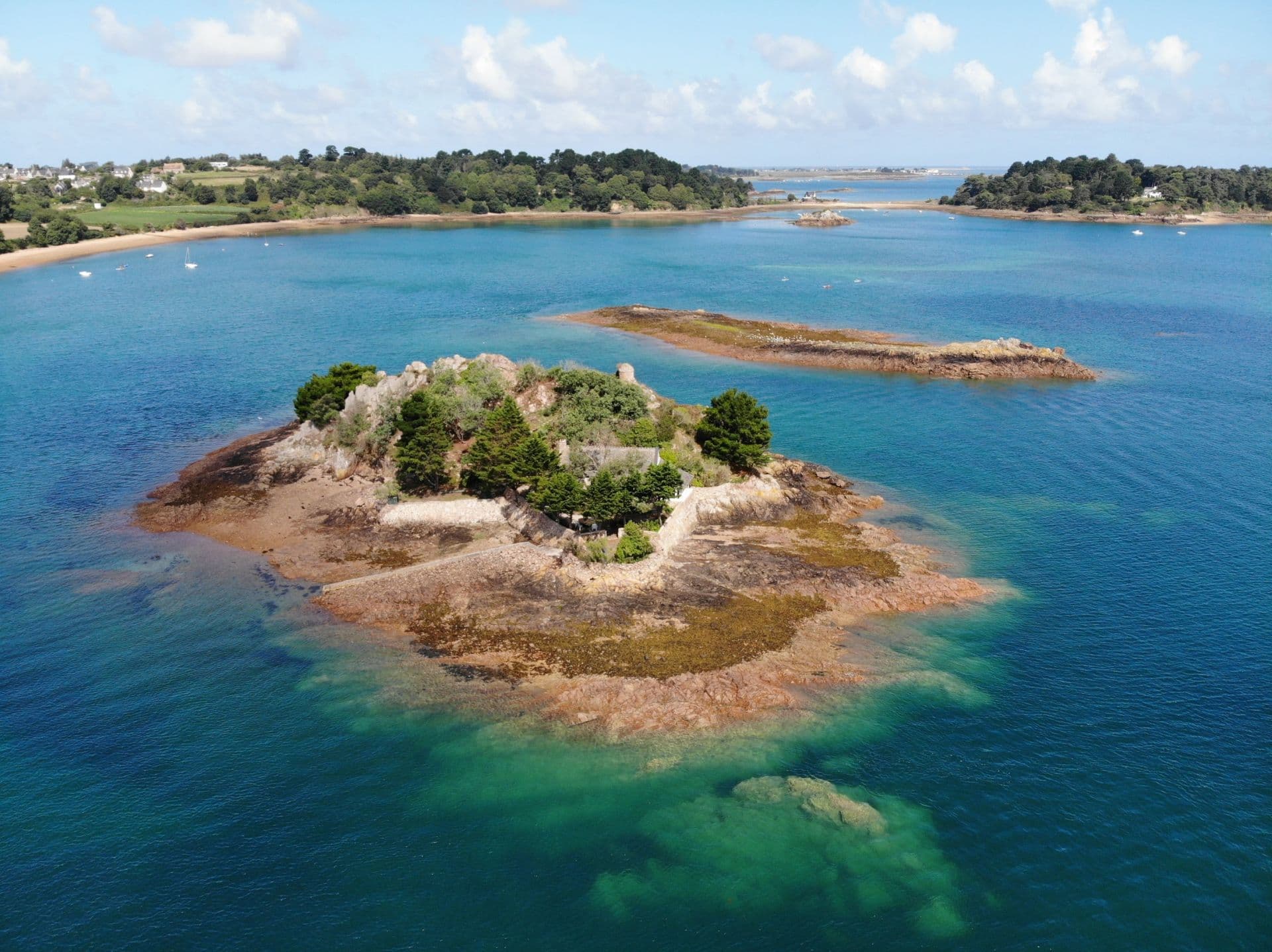 Littoral de Bréhat avec criques sauvages et eaux claires